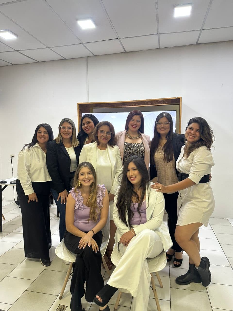 Equipo profesional en sesión de trabajo