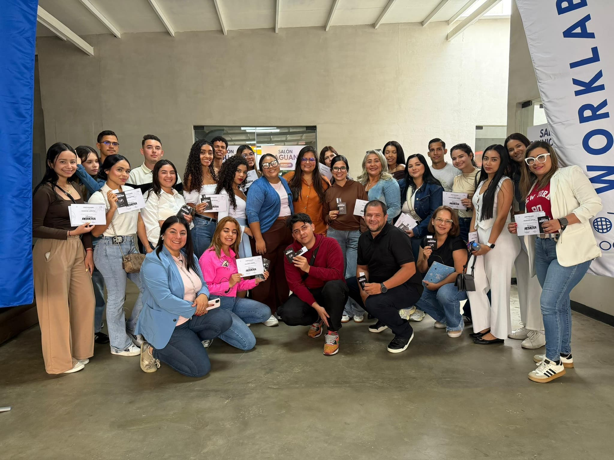 Grupo de participantes con certificados REMOTA en Worklab