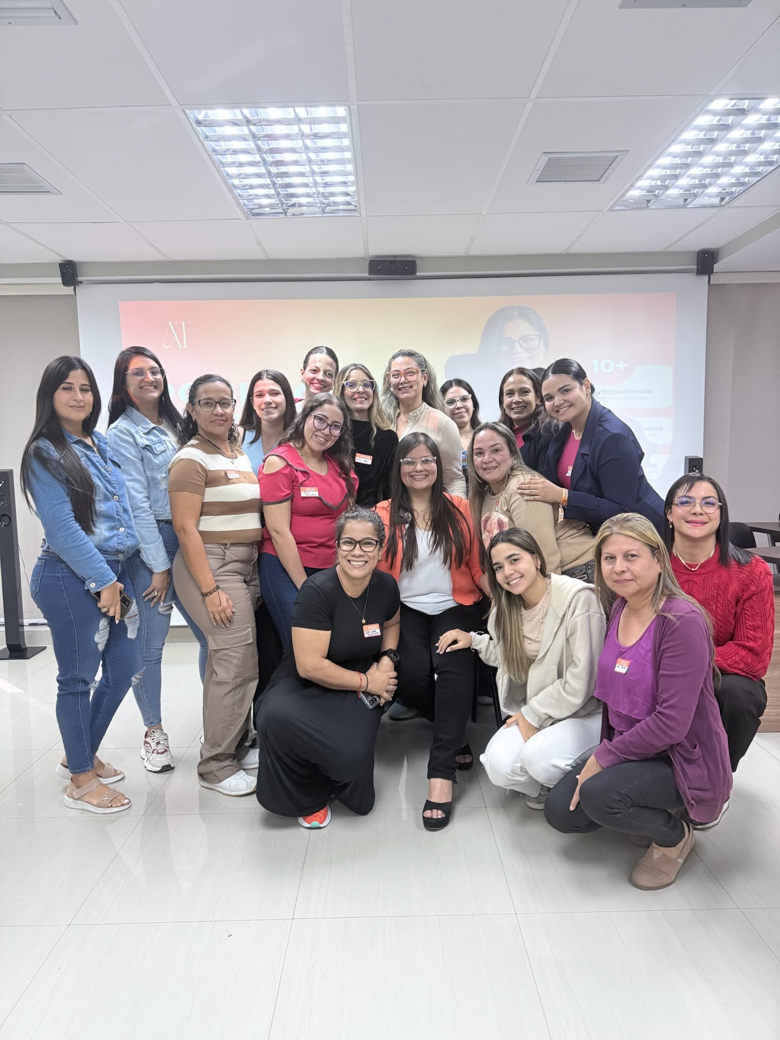 Grupo de profesionales en capacitación con Anamar Torrealba
