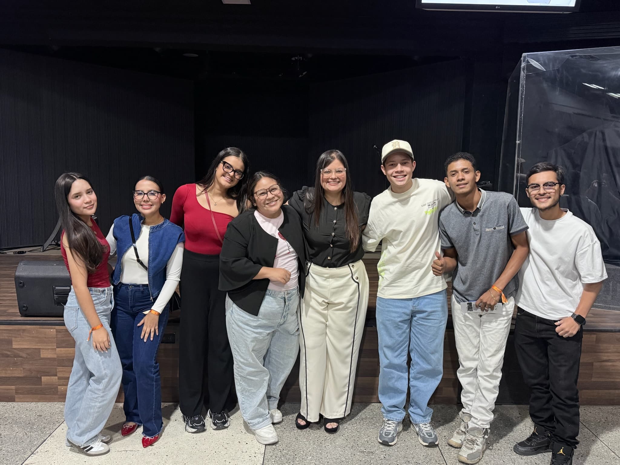 Anamar con participantes de un taller en escenario