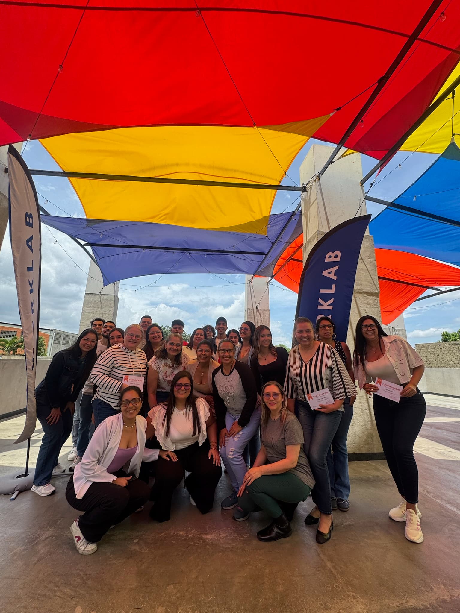 Evento Worklab al aire libre con participantes y certificados