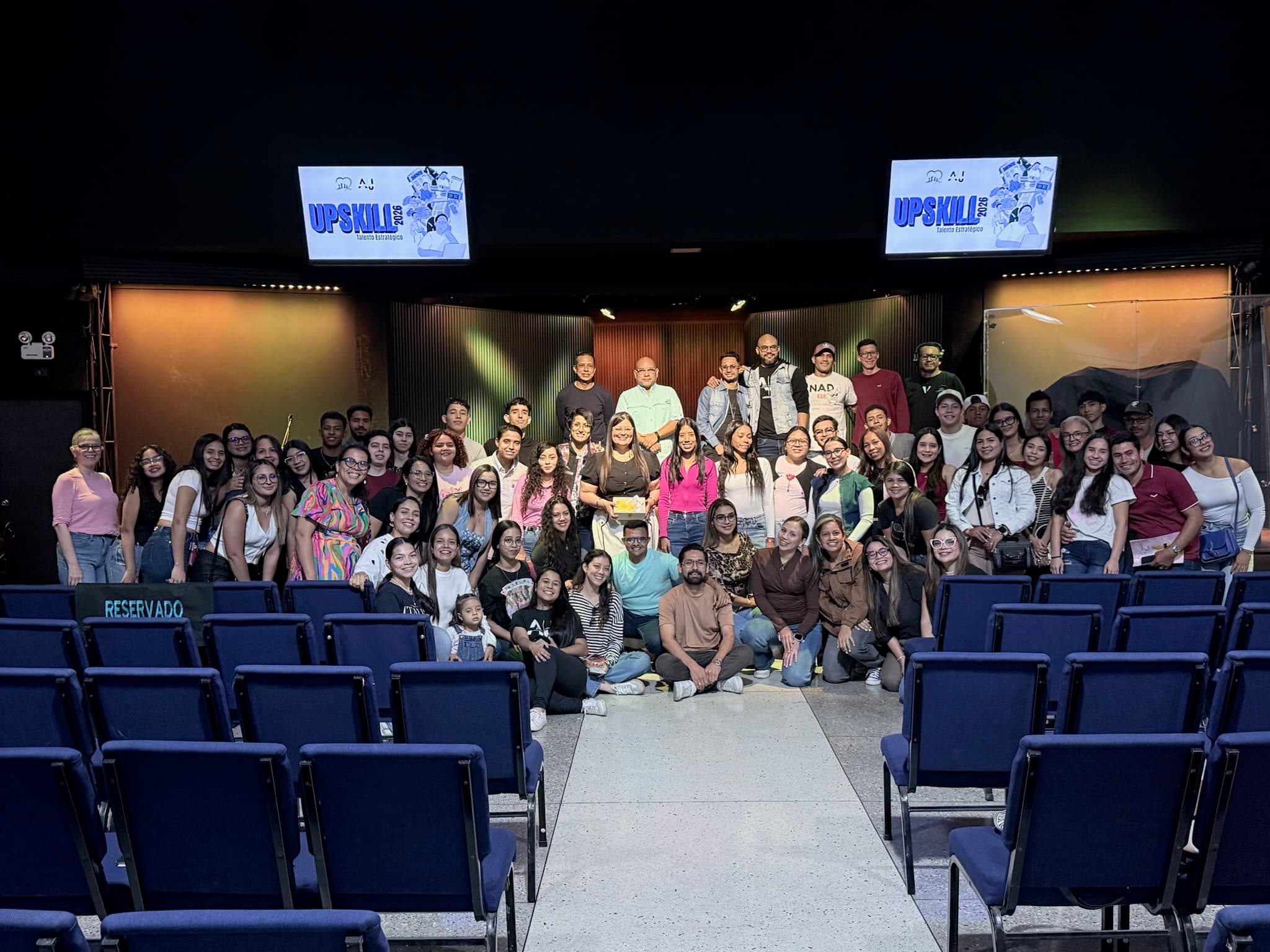 Grupo en auditorio del evento AJ Upskill Talento Estratégico